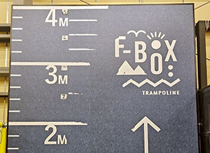 ウォールトランポリン